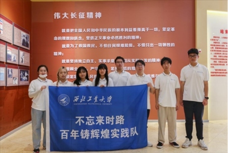 實踐隊員學習長征精神。學校供圖