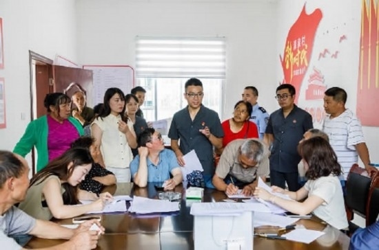 圖為2024年8月6日，重慶市奉節(jié)縣人民法院興隆人民法庭庭長(zhǎng)費(fèi)明軍（中）在做調(diào)解工作。蹇懿 攝