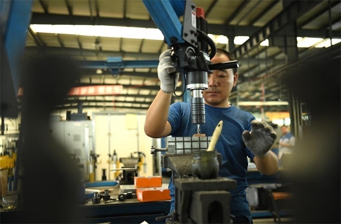 2024年7月30日，在長春吉林通用機械（集團）有限責任公司模具裝配生產(chǎn)線，鉗工在進行攻絲操作。近年來，吉林通用機械（集團）有限責任公司通過數(shù)字化改造、智能化升級提高生產(chǎn)效率，提升產(chǎn)業(yè)競爭力，已成為全球鋁加工汽車輕量化零部件知名供應(yīng)商，為奧迪、大眾、寶馬、奔馳、保時捷等多家品牌主機廠供應(yīng)零件。新華社記者柳文惠攝