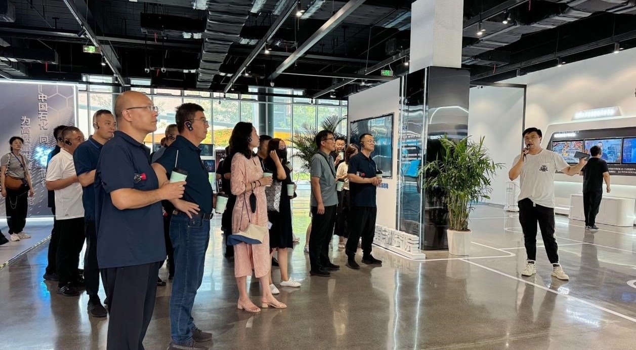 人民網(wǎng)“夢幻靈境”AI展演中心講解。人民網(wǎng) 王戰(zhàn)雄攝