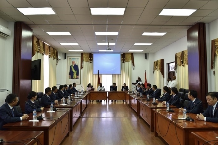 當(dāng)?shù)貢r間8月20日，圭亞那總統(tǒng)伊爾凡·阿里在圭亞那首都喬治敦鐘阿瑟會議中心會見了即將離任的中國（江蘇）第19期援圭亞那醫(yī)療隊(duì)。 中國（江蘇）第19期援圭亞那醫(yī)療隊(duì)供圖