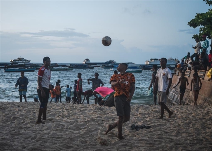 2023年12月31日，人們在坦桑尼亞桑給巴爾島海濱踢球。新華社記者王冠森攝