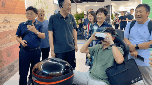 研學(xué)團(tuán)成員正在用VR眼鏡體驗。人民網(wǎng) 王戰(zhàn)雄攝