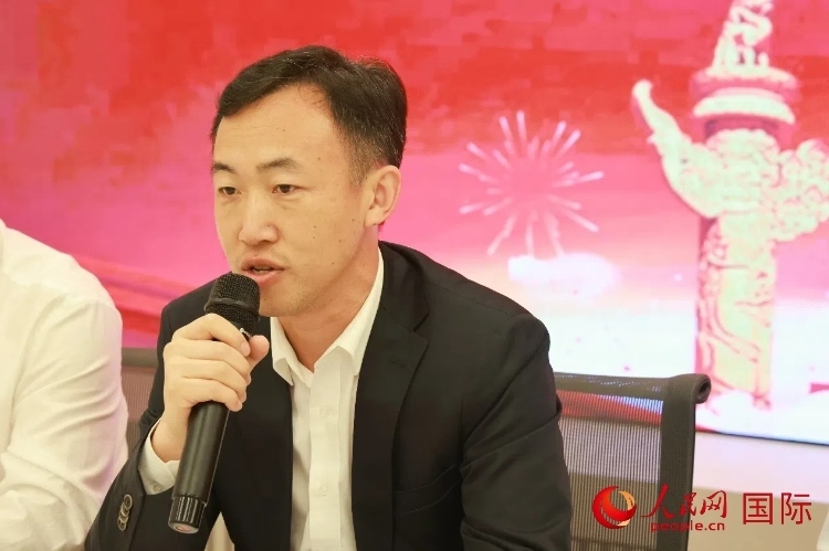 中國駐里約熱內(nèi)盧總領館代總領事王海濤在座談會上致辭。人民網(wǎng)記者 陳海琪攝