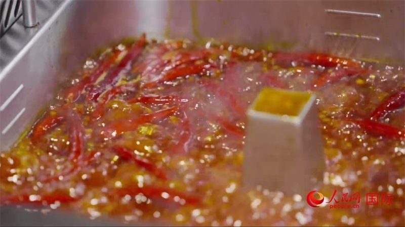 成都麻辣火鍋。人民網(wǎng)記者 張榮攝