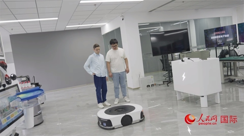 睿樂(lè)達(dá)機(jī)器人充電停車(chē)場(chǎng)。人民網(wǎng)記者 張榮攝