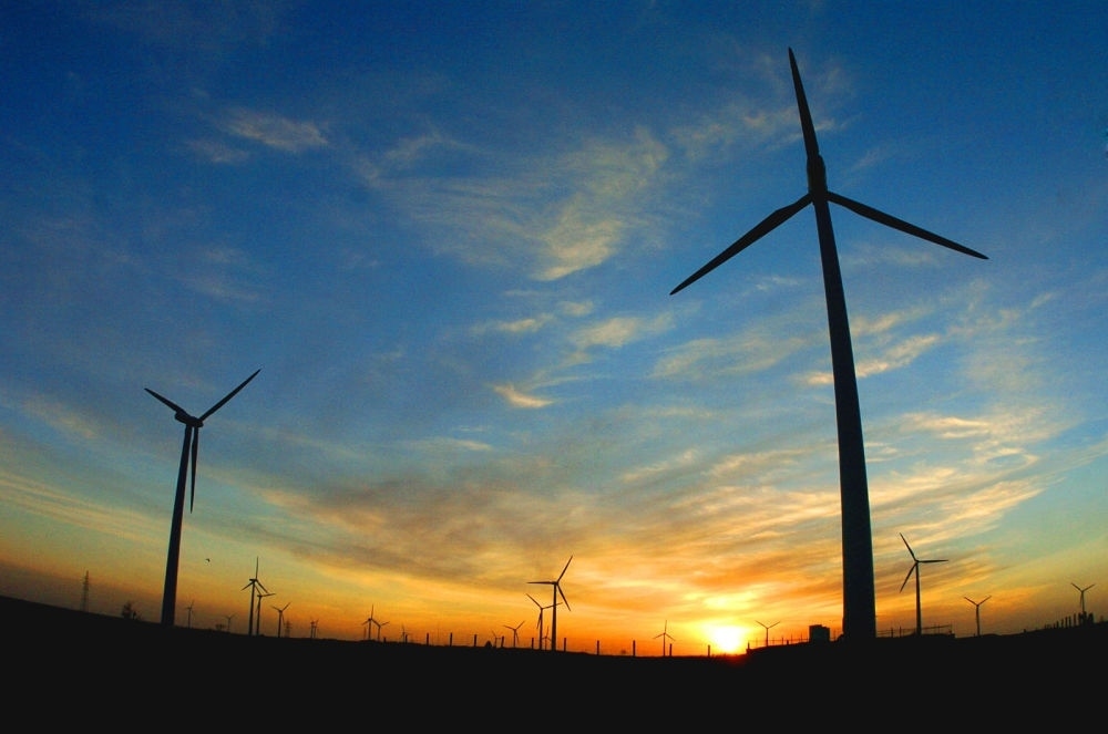 2005年，吉林省白城市通榆縣境內(nèi)幾十部風(fēng)力發(fā)電機(jī)組在工作。新華社發(fā)