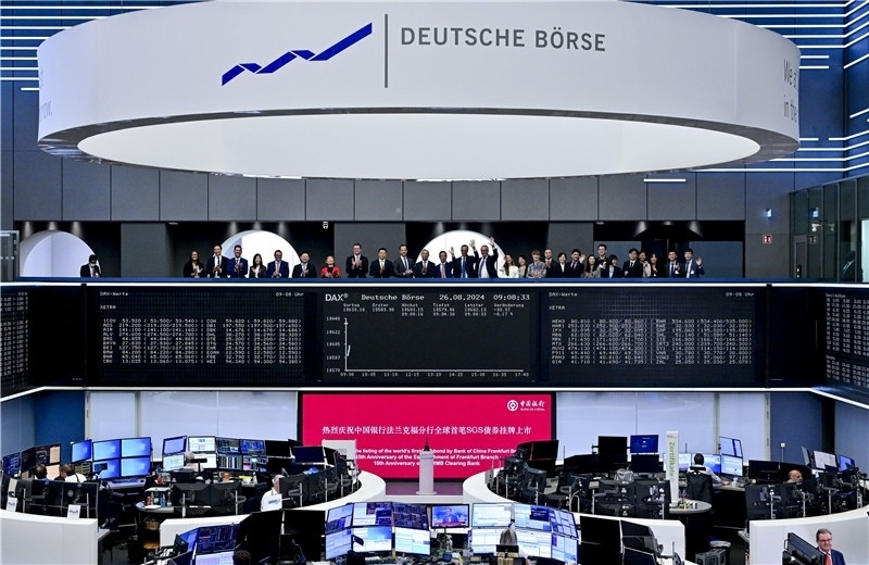 現(xiàn)場(chǎng)圖片:中國(guó)銀行法蘭克福分行負(fù)責(zé)人與多位來(lái)自金融界和企業(yè)界的嘉賓共同見(jiàn)證全球首支人民幣SGS債券在法蘭克福上市