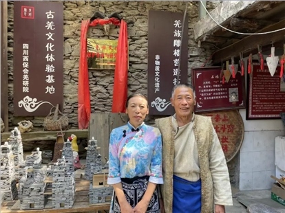 經營小瓊家碉樓的楊天瓊和她的父親 周心怡攝