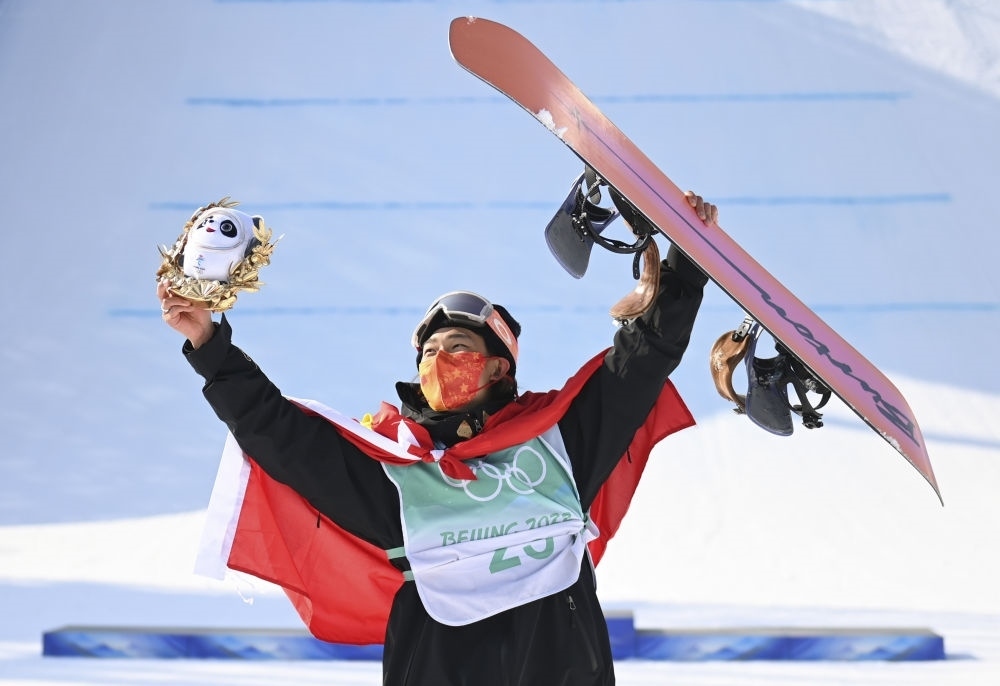 蘇翊鳴在北京2022年冬奧會(huì)單板滑雪男子大跳臺(tái)決賽奪冠后慶祝（2022年2月15日攝）。新華社記者 黃宗治 攝