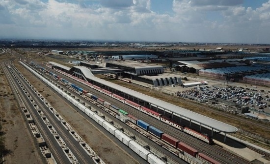 這是2023年9月在肯尼亞首都內(nèi)羅畢拍攝的蒙內(nèi)鐵路內(nèi)羅畢站（無人機(jī)照片）。新華社記者 韓旭 攝