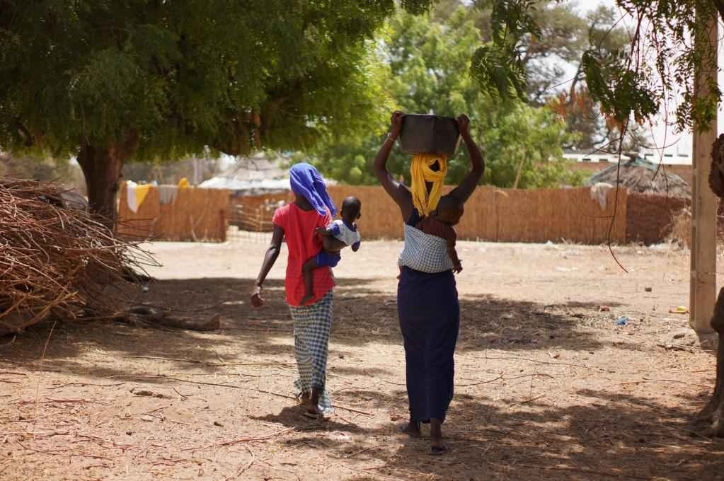 2023年3月20日，在塞內(nèi)加爾久爾貝勒區(qū)的泰內(nèi)富勒村，村民將取到的水運回家。新華社記者 王子正 攝