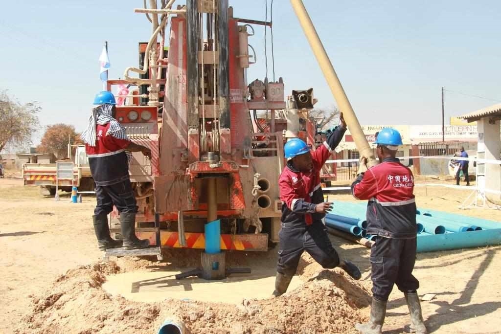 7月22日，工人在津巴布韋東馬紹納蘭省舉行的中國援津巴布韋300口水井項目開工儀式上鉆井。新華社發(fā)