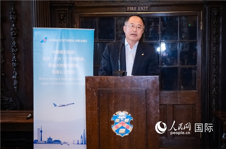 圖為中國駐倫敦旅游辦事處主任張力致辭。人民網(wǎng) 郭錦標(biāo)攝