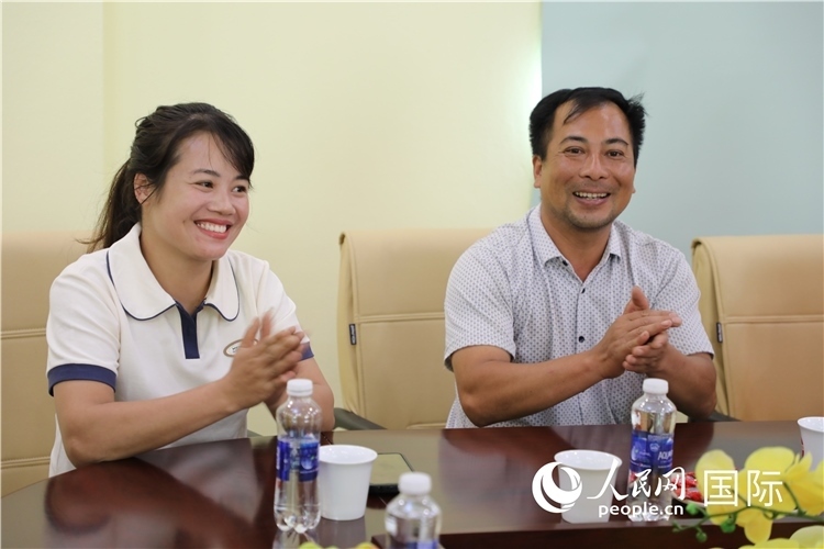 越南沙巴市黃連寄宿制民族小學(xué)老師阮氏秋姮、阮文享。人民網(wǎng)記者簡承淵攝