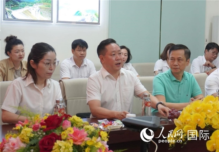 越中電力公司董事長李志雄（前排左二）介紹越南電力情況。葛沙莎攝