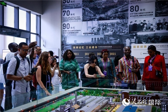 2024“一帶一路”媒體合作論壇聯(lián)合采訪調(diào)研行成員在東郊記憶園區(qū)參觀采訪。本報記者 伊霄攝