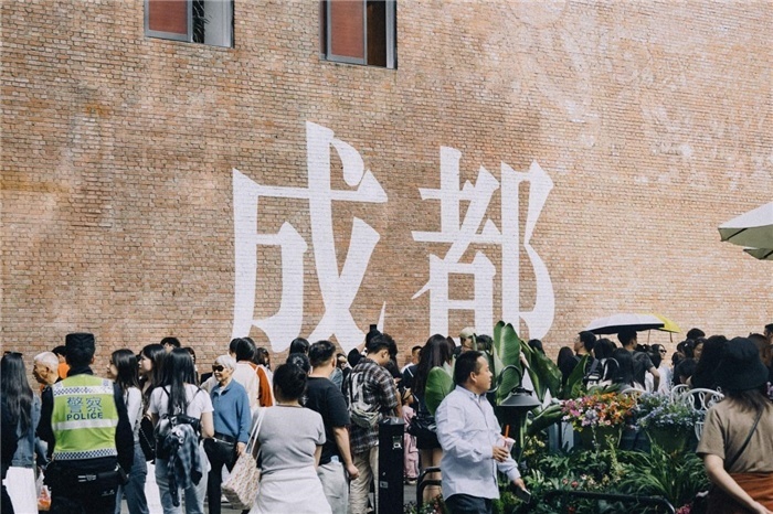 東郊記憶園區(qū)“成都墻”以巨大的“成都”字樣和獨特的藝術(shù)設(shè)計成為園區(qū)的網(wǎng)紅打卡地，吸引了眾多游客和市民前來參觀。資料圖片