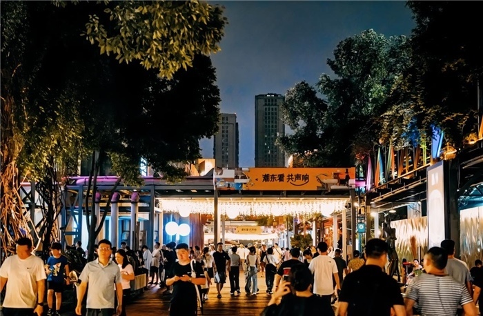 夜幕下的東郊記憶園區(qū)人流如織，熱度不減。資料圖片