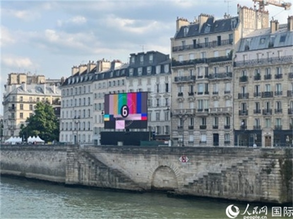奧運(yùn)會(huì)開(kāi)幕式，安置在塞納河兩岸的大屏幕。人民網(wǎng)記者 何蒨攝