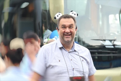 參訪熊貓谷前，塞爾維亞“一帶一路”研究所所長(zhǎng)博揚(yáng)·拉利奇戴上熊貓頭飾。（李佩藺 攝）