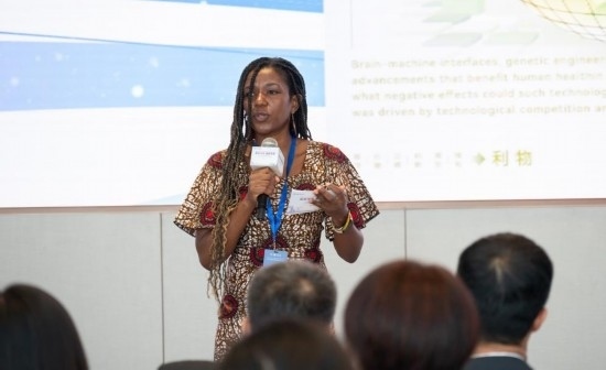 8月29日，在第二屆清華國際青年對話論壇活動上，來自烏干達的媒體人詹尼弗·阿西姆韋分享中國之旅的感悟。新華社發(fā)（畢尚宏攝）