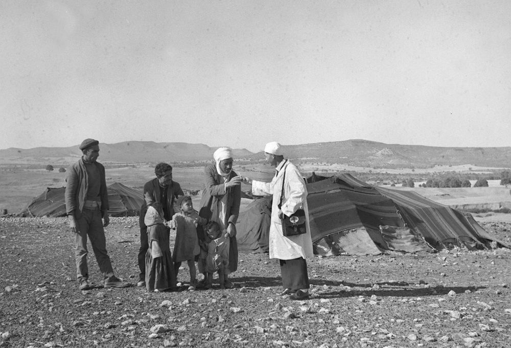 1965年，一名中國援阿爾及利亞醫(yī)療隊醫(yī)生（右一）在阿爾及利亞賽伊達(dá)省為牧民診治。