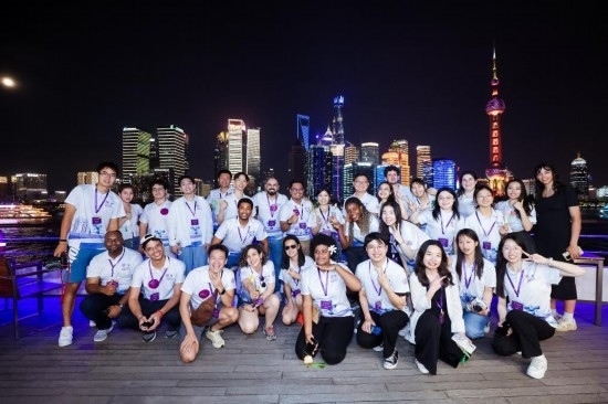 8月21日，中外青年在上海參觀時合影留念。新華社發(fā)（清華大學(xué)供圖）