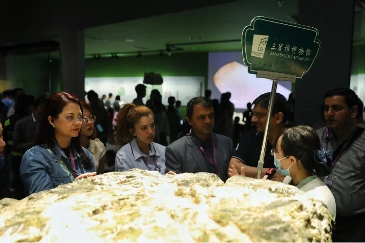 8月31日，亞洲媒體考察團(tuán)參訪三星堆博物館。左一為馬來西亞《星報(bào)》首席商務(wù)官莉迪婭·王?！吨袊?jīng)濟(jì)周刊》記者肖翊攝