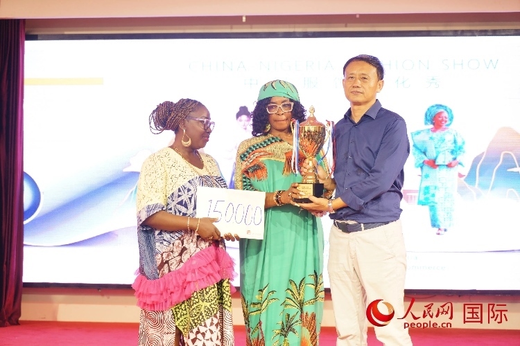 中國駐尼日利亞使館文化參贊兼中國文化中心主任李旭大（右）為最佳表現獎頒獎（中）。人民網記者 姜宣攝