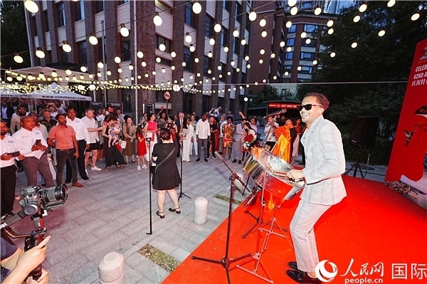 來自特多的藝術(shù)家在慶祝儀式上表演特多鋼鼓。人民網(wǎng)記者 趙益普攝