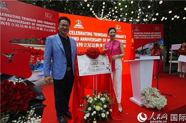 當(dāng)天的慶祝儀式上，還舉行了特多著名酒品牌安高天娜回歸中國市場(chǎng)的揭幕儀式。人民網(wǎng)記者 趙益普攝