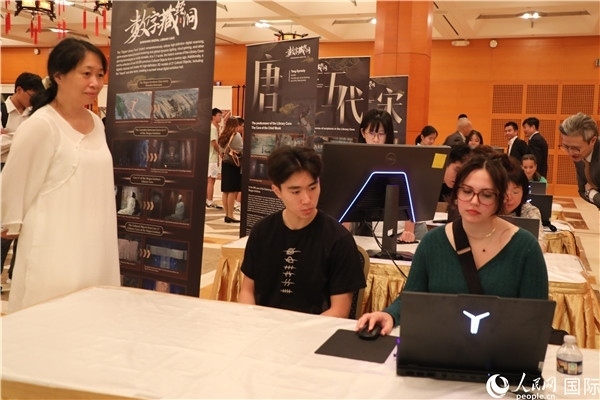 在活動現(xiàn)場，當?shù)孛癖婓w驗“數(shù)字藏經(jīng)洞”云游戲，沉浸式體驗敦煌文化。 人民網(wǎng)記者 李志偉攝