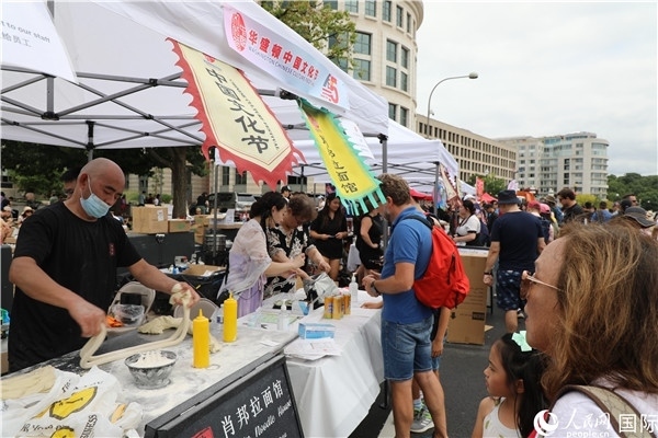 3、活動(dòng)現(xiàn)場(chǎng)設(shè)置了眾多展臺(tái)。 人民網(wǎng)記者 李志偉攝