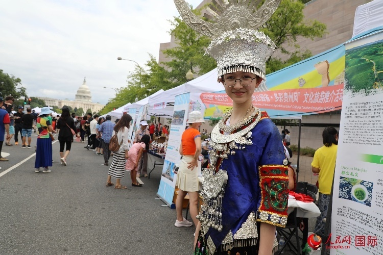 在第22屆美國華盛頓“中國文化節(jié)”上，一名當(dāng)?shù)孛癖娚泶┲袊贁?shù)民族服飾。人民網(wǎng)記者 李志偉攝