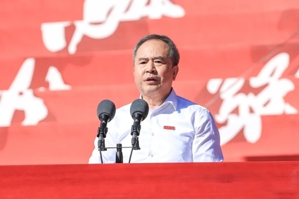 中國(guó)科學(xué)院院士、大連理工大學(xué)校長(zhǎng)賈振元在2024級(jí)新生開(kāi)學(xué)典禮上致辭。校方供圖