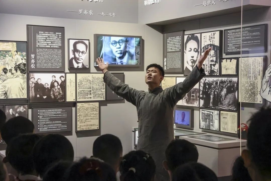 勞模身穿長袍再現(xiàn)烈士事跡。徐匯區(qū)總工會(huì)供圖