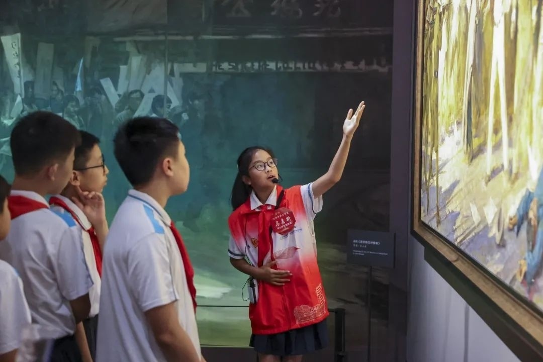 同學(xué)們觀賞不同革命場(chǎng)景及烈士形象的藝術(shù)作品。徐匯區(qū)總工會(huì)供圖
