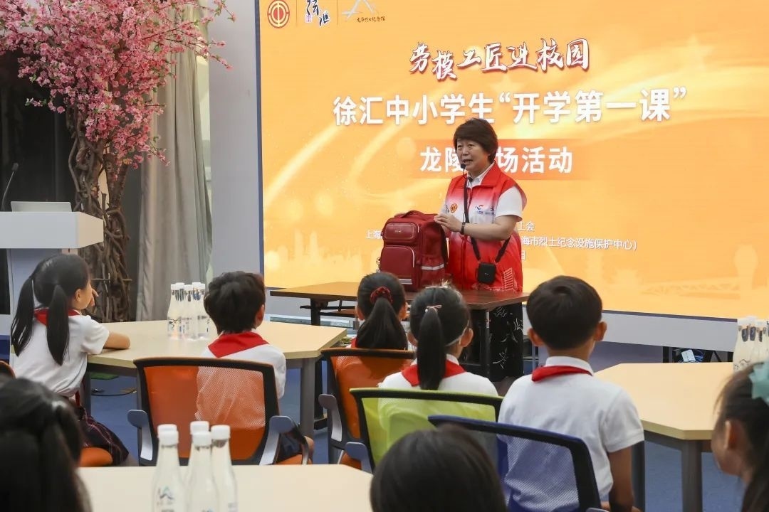 勞模工匠現(xiàn)場(chǎng)向同學(xué)們傳授勞動(dòng)技能。徐匯區(qū)總工會(huì)供圖