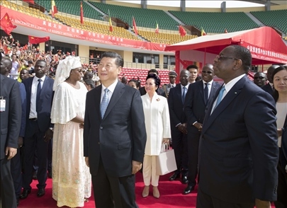 2018年7月22日，國家主席習(xí)近平在達(dá)喀爾同時(shí)任塞內(nèi)加爾總統(tǒng)薩勒共同出席塞內(nèi)加爾競技摔跤場項(xiàng)目移交儀式。新華社記者 王曄 攝