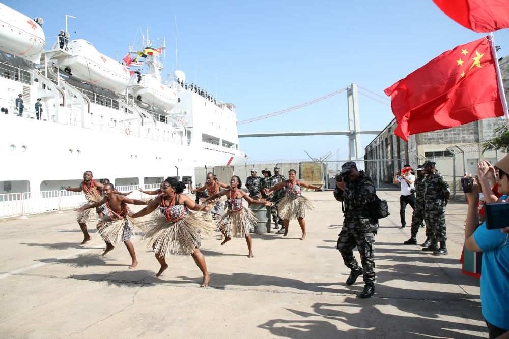 2024年8月16日，在莫桑比克馬普托港，當?shù)匮輪T表演舞蹈，歡送中國海軍“和平方舟”號醫(yī)院船。