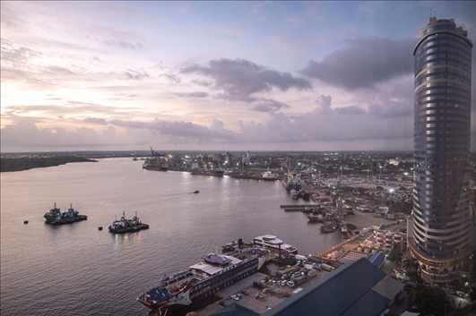 這是2023年12月29日拍攝的日出時(shí)分的坦桑尼亞達(dá)累斯薩拉姆港。新華社記者 王冠森 攝