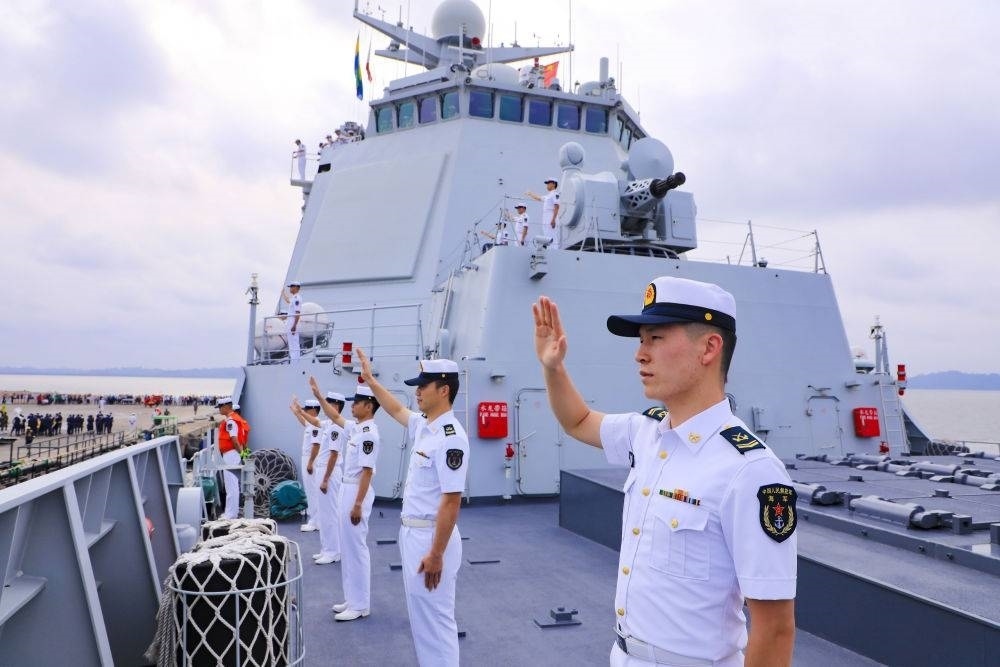 2023年7月8日，中國海軍第43批護航編隊官兵向加蓬利伯維爾奧文多港碼頭的歡迎人群揮手致意。中國海軍第43批護航編隊抵達加蓬利伯維爾，開始對加蓬進行為期4天的友好訪問。
