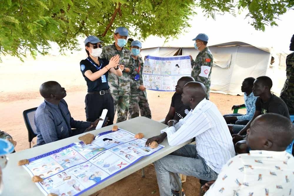 2020年3月，在南蘇丹首都朱巴，執(zhí)行聯(lián)合國維和任務的中國維和警察廖潔給當?shù)鼐熘v解防疫知識。