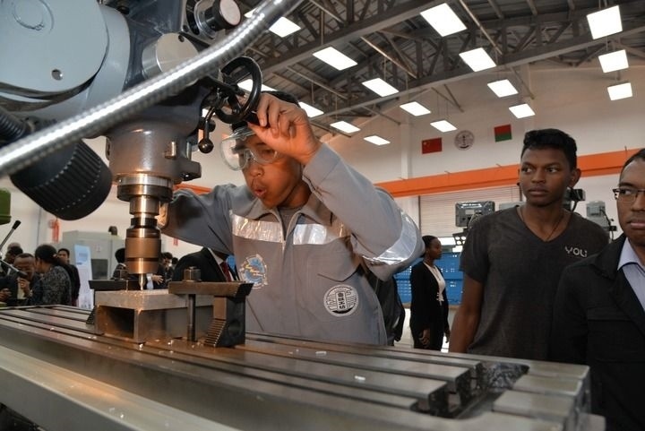 2024年4月26日，在馬達(dá)加斯加首都塔那那利佛，塔那那利佛大學(xué)理工學(xué)院的學(xué)生在魯班工坊操作設(shè)備。新華社發(fā)（西塔卡·拉喬納里松攝）