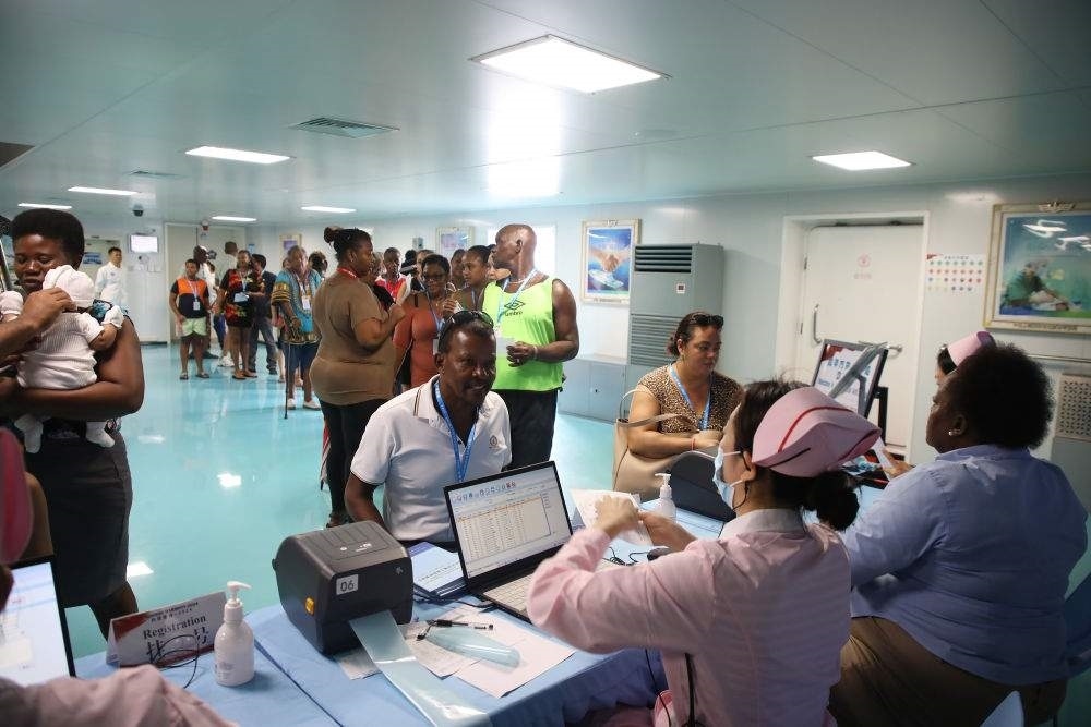 2024年7月8日，塞舌爾民眾在中國海軍“和平方舟”號醫(yī)院船上排隊就診。