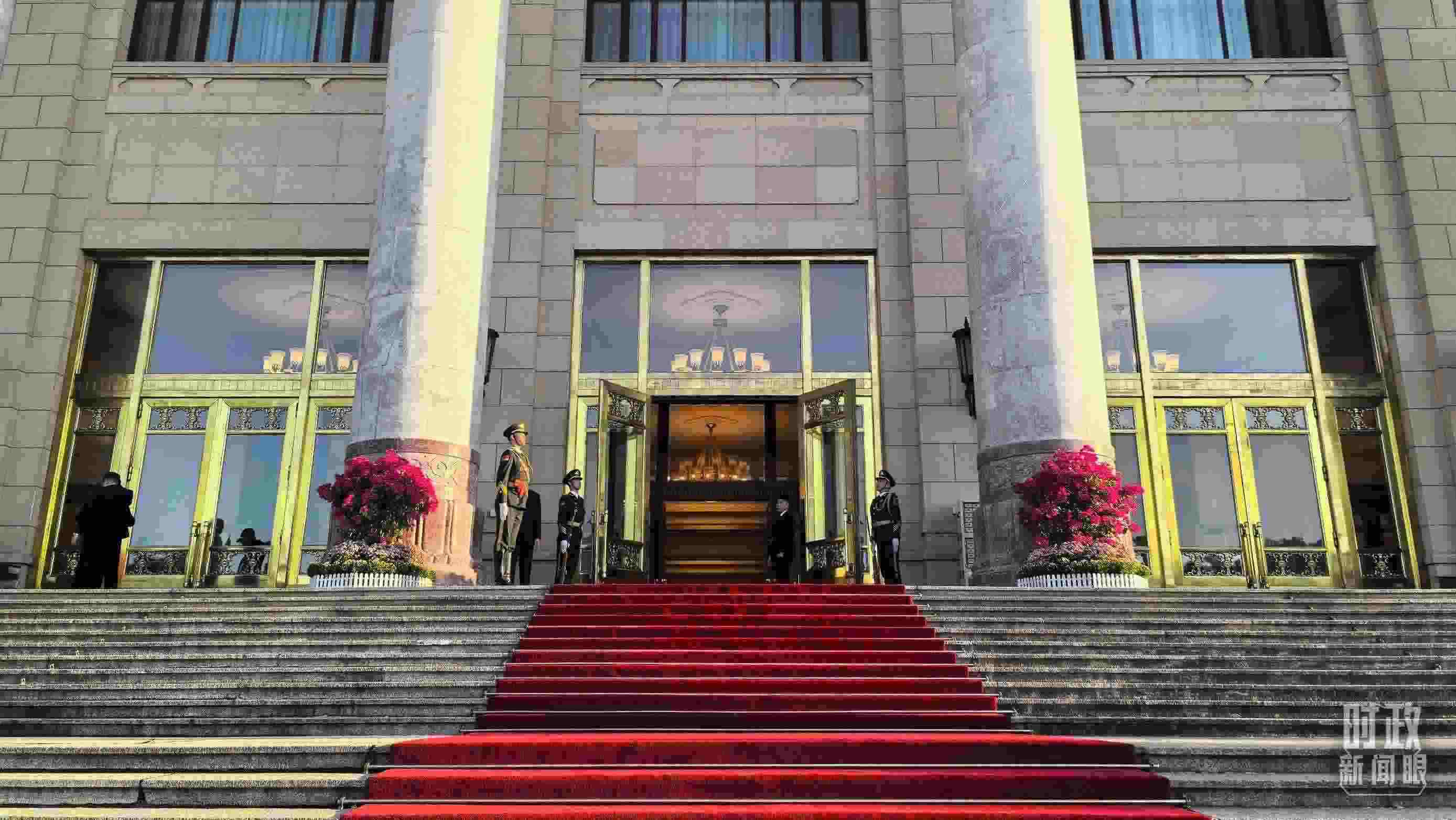 △人民大會(huì)堂外，禮兵列隊(duì)迎接貴賓。（總臺(tái)央視記者陸泓宇拍攝）