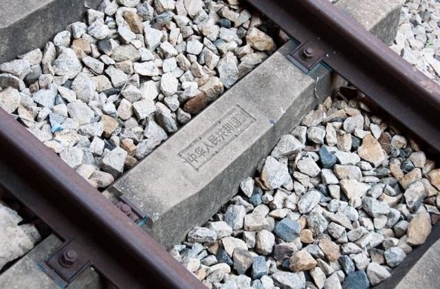 坦贊鐵路鋼筋混凝土軌枕上的“中華人民共和國制”字樣清晰可辨。