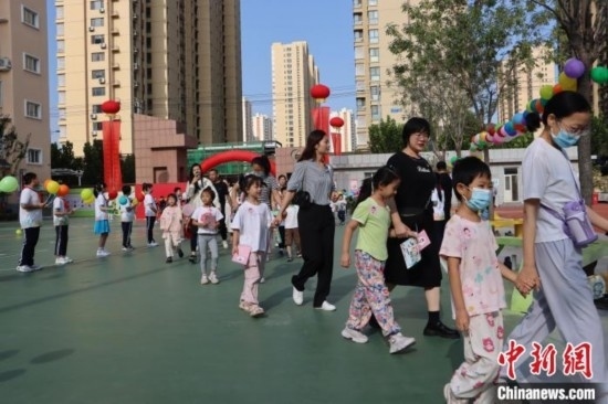 圖為衡水市新苑小學，小學一年級新生佩戴“夢想徽章”后，步入校園 。王天祥 攝