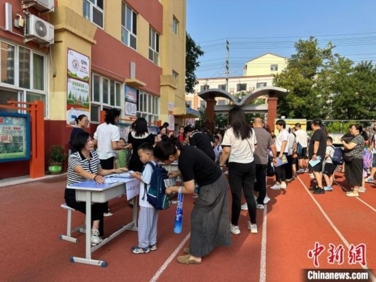 圖為衡水市康復街小學，正在簽到的小學生。徐鵬璐 攝
